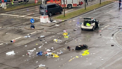 Trümmerteile und Kleidung liegen auf der Straße. (Foto: Alexa Gräf/dpa)