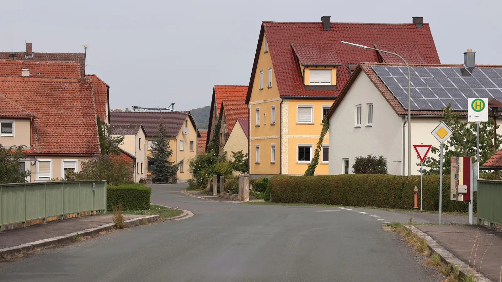 Die zwischen oberem und unterem Dorf verlaufende Kreissstraße im Oberscheinfelder Gemeindeteil Herpersdorf steht als einzige Ortsdurchfahrt im kommenden Jahr auf der Sanierungs-Wunschliste der Kreisbauabteilung. (Foto: Andreas Reum)