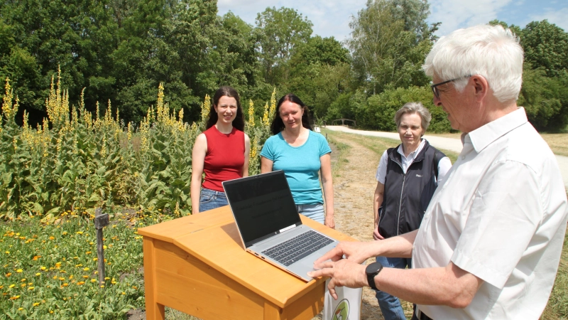 Museumsleiter Dr. Herbert May schaltete den Zugang zur App frei. Mit dabei waren Lisa Rohn vom Sachgebiet Naturschutz der Regierung von Mittelfranken, Renate Bärnthol, die Teamleiterin Ökologie, und Dr. Gabriele Kluxen, Sachgebietsleiterin Naturschutz der Regierung von Mittelfranken (im Hintergrund von links). (Foto: Hans-Bernd Glanz)