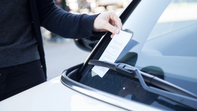 Knöllchen an der Scheibe: Was aber, wenn der Fahrer nicht bezahlt und der Halter gar nichts von der Verwarnung weiß? (Foto: Christin Klose/dpa-tmn)