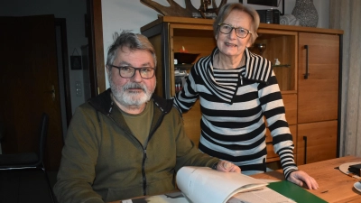 Ruth und Walter Billmann haben Unmengen an Material gesammelt, das die jahrzehntelange Beziehung zur Stadt Lipik dokumentiert. Das Ehepaar war von Anfang an dabei (Foto: Ute Niephaus )