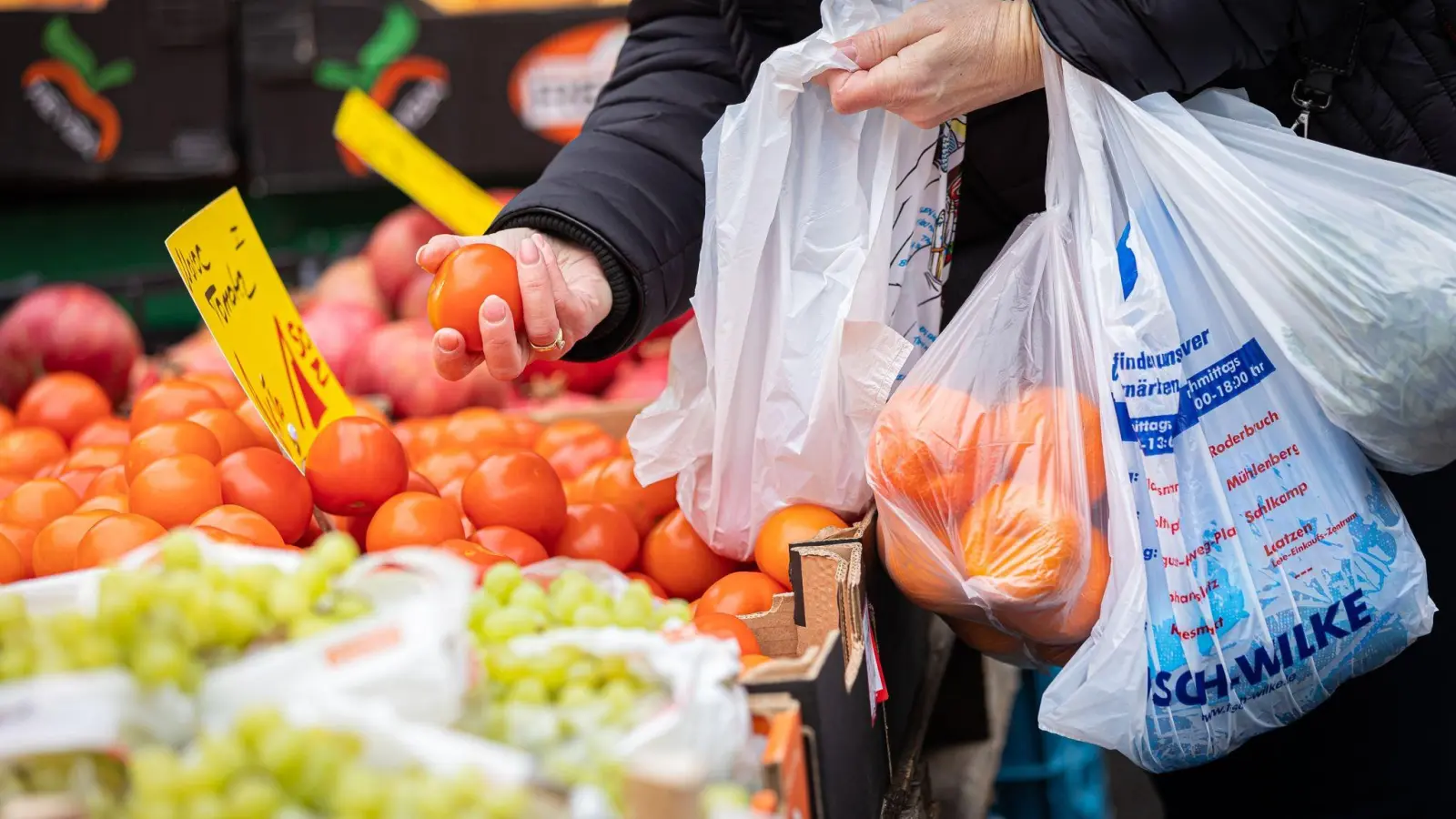 Die Lebensmittelpreise in Deutschland dürften weiter steigen. (Foto: Moritz Frankenberg/dpa)