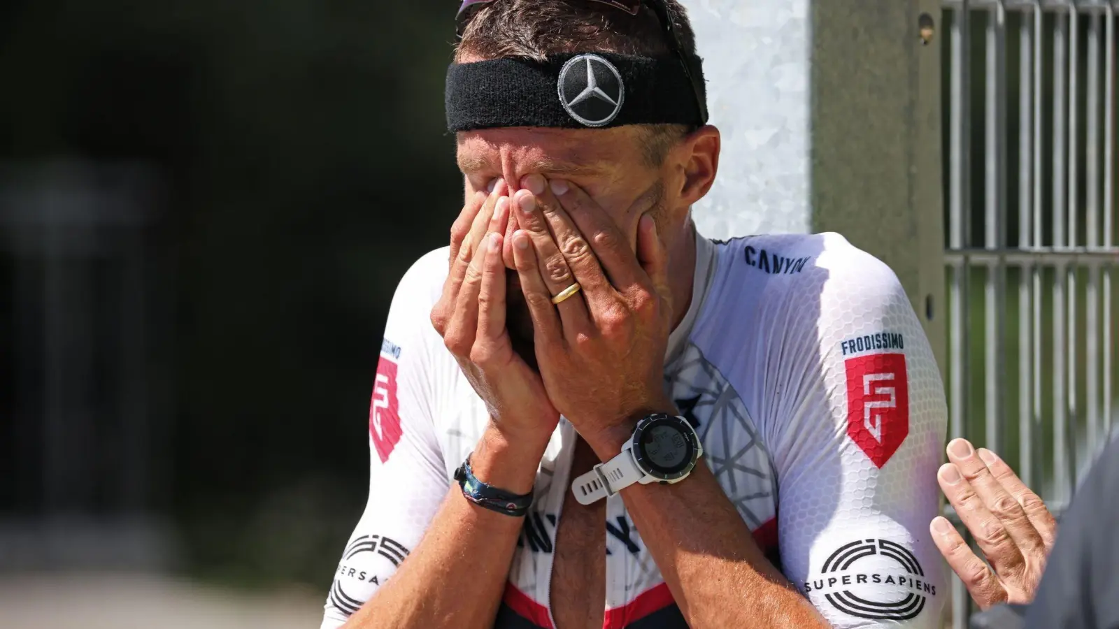 Jan Frodeno gibt beim Langdistanz-Klassiker im fränkischen Roth während des abschließenden Marathons auf. (Foto: Daniel Karmann/dpa)