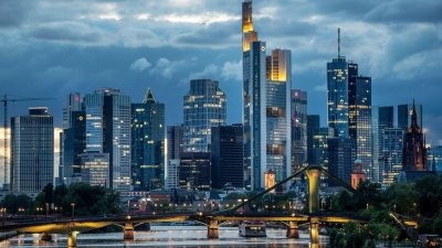 Höher geht immer: Banken sichern die Einlagen ihrer Kunden nicht selten freiwillig großzügiger ab als gesetzlich vorgeschrieben. An ihre Versprechen gebunden sind die Institute aber nicht. (Foto: Boris Roessler/dpa/dpa-tmn)
