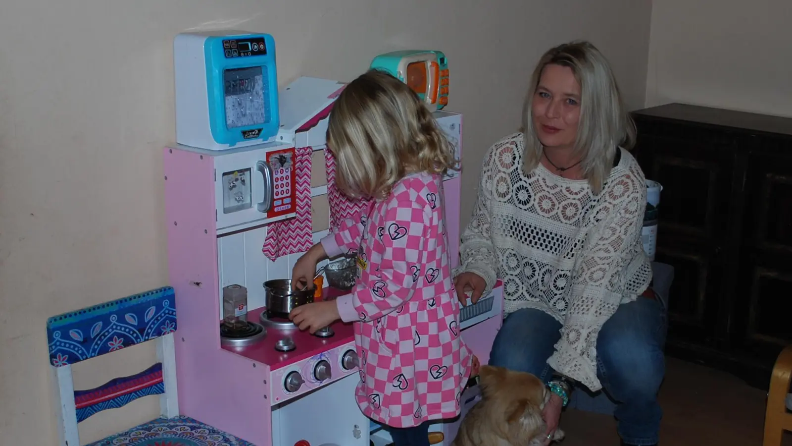 Und was gibt es heute Leckeres für Pflegemutti Lea? Die Spielküche ist einer der Lieblingsplätze der Sechsjährigen. (Foto: Astrid Pirner)