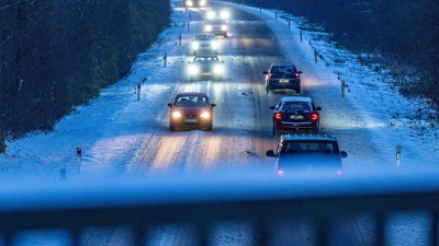 Besonders im Süden und im Osten müssen sich Autofahrer am Dienstag auf glatte Straßen einstellen.  (Foto: Armin Weigel/dpa)