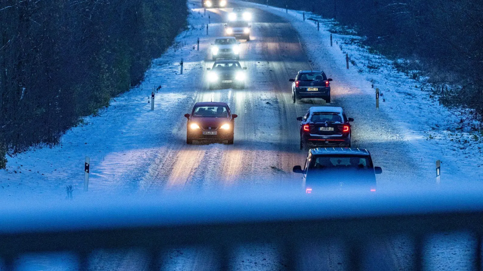 Besonders im Süden und im Osten müssen sich Autofahrer am Dienstag auf glatte Straßen einstellen.  (Foto: Armin Weigel/dpa)