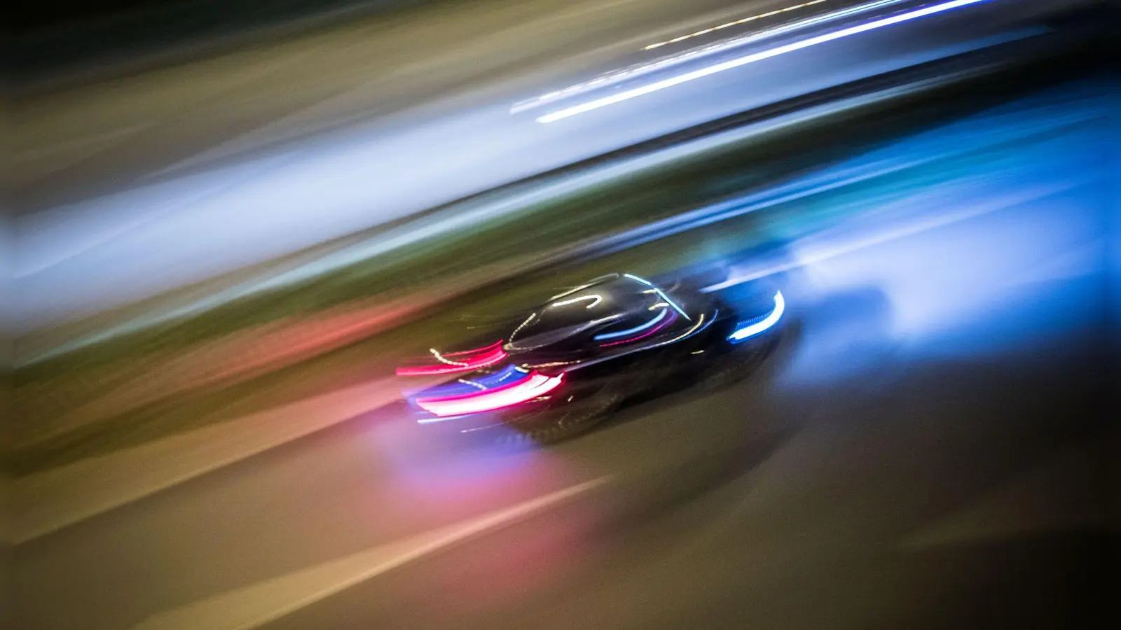 Mit über 200 Kilometern pro Stunde ist der Fahranfänger vor der Polizei geflohen. (Symbolbild)  (Foto: Frank Rumpenhorst/dpa)