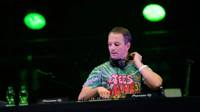 Der DJ feiert eine Party zum Jubiläum der Bayreuther Festspiele. (Archivbild)  (Foto: Jonas Walzberg/dpa)