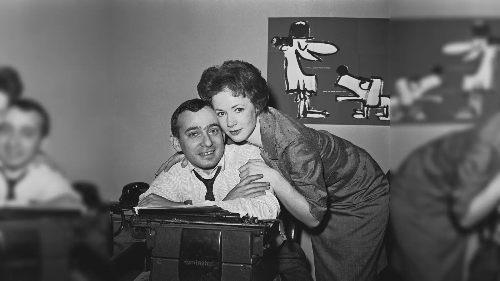 Die Schauspielerin Piper Laurie umarmt ihren späteren Ehemann, den Theaterreporter und Filmkritiker Joseph M. Morgenstern (1961). (Foto: John Lent/AP)