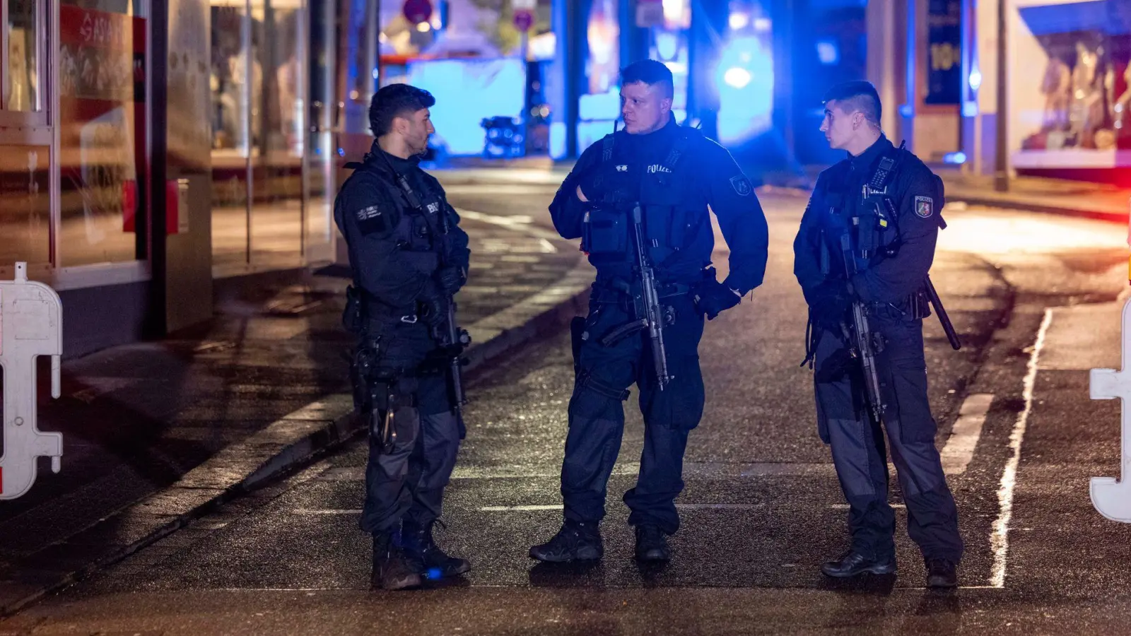 Polizisten stehen nach dem Terroranschlag von Solingen in der Innenstadt. (Archivbild) (Foto: Thomas Banneyer/dpa)