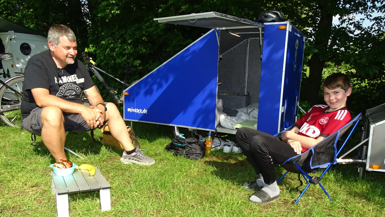 Ein Vater-Sohn-Projekt der besonderen Art: Martin Frank baute mit seinem Sohn Felix für diesen einen Wohnwagen. Gemeinsam radeln die beiden von Treuchtlingen nach Merkendorf. (Foto: Reinhard Krüger)