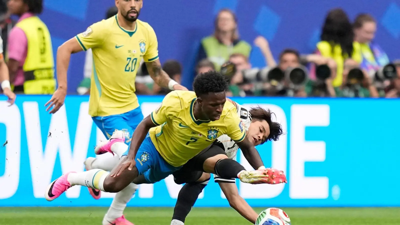Brasilien mit Real Madrids Vinícius Júnior hatte mit Japan große Mühe. (Foto: Ashley Landis/AP/dpa)