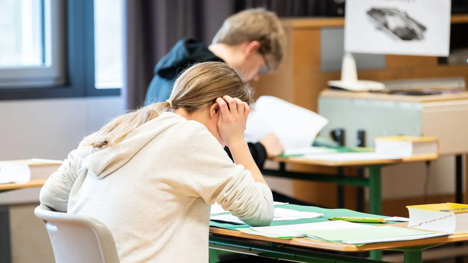 Schulaufgaben bleiben, aber neue Prüfungsformate kommen dazu. (Symbolbild) (Foto: Silas Stein/dpa)