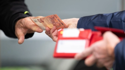Je höher die Inflationsrate, umso geringer die Kaufkraft der Menschen: Sie können sich für einen Euro dann weniger leisten. (Foto: Sebastian Kahnert/dpa)