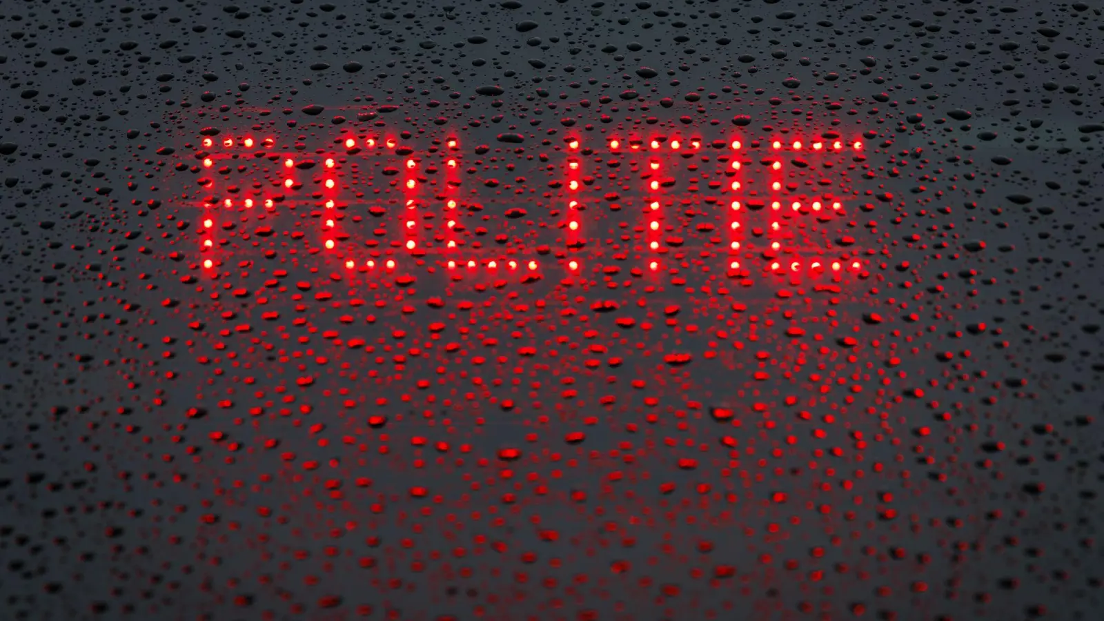 Das niederländische Wort für Polizei lautet „Politie“. (Symbolbild) (Foto: Friso Gentsch/dpa)