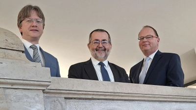 Andreas Wimmer, noch Generalstaatsanwalt in Nürnberg (Mitte), mit Oberstaatsanwalt Jonas Heinzlmeier (links) und Friedrich Weitner Leitender Oberstaatsanwalt in Ansbach. Ab 1. Februar wird Wimmer neuer Generalstaatsanwalt in München.  (Foto: Daniela Ramsauer)