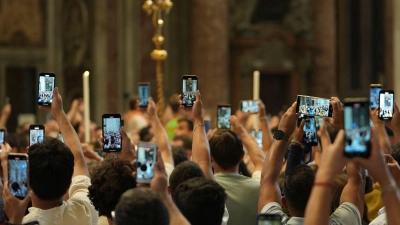 Smartphones auf den Papst: Leo XIV. beim Jubiläums des Sports im Petersdom (Foto: Alessandra Tarantino/AP/dpa)