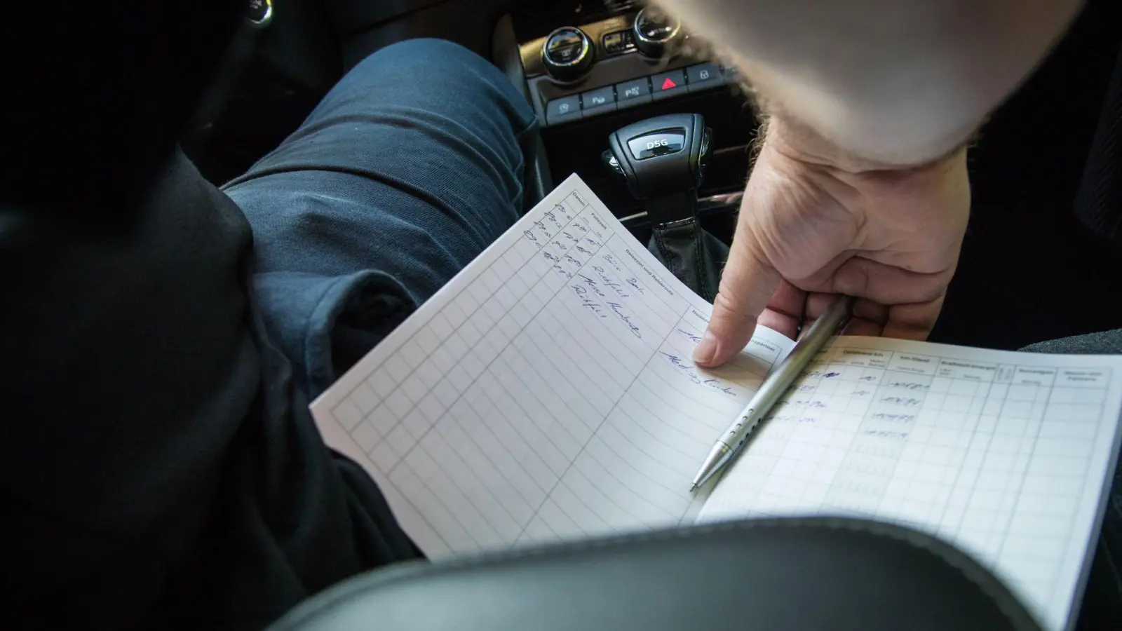 Regelmäßige Eintragungen - für manche lästig: Aber ein Fahrtenbuch führen zu müssen, kann zur Auflage werden. (Foto: Christin Klose/dpa-tmn)