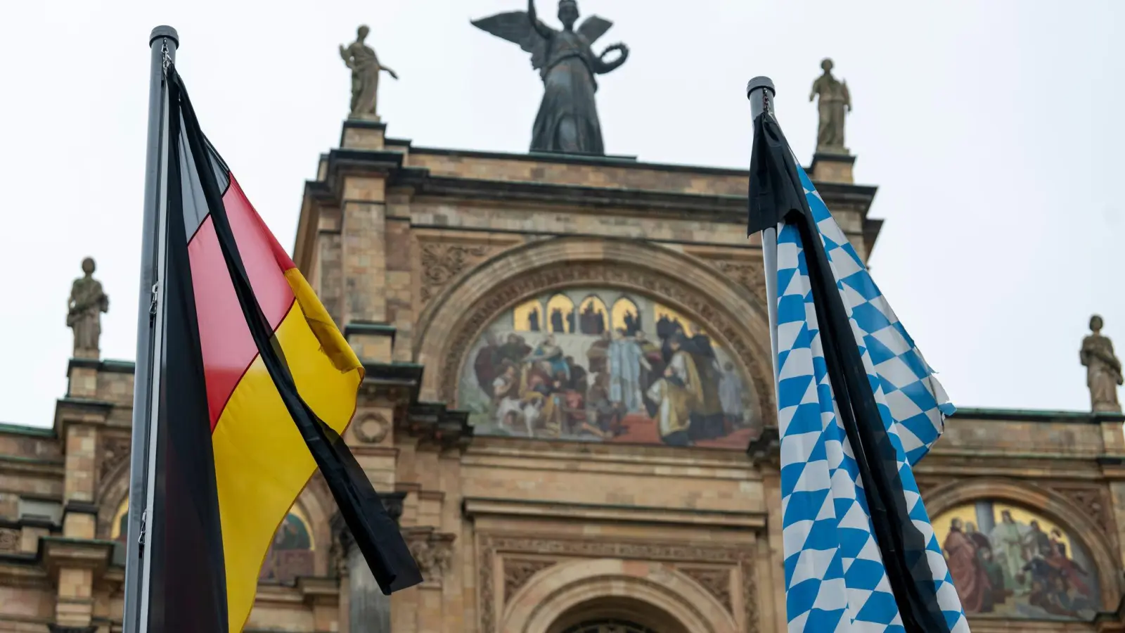 Nach dem Tod der früheren Bundestagspräsidentin Rita Süssmuth hat Bayerns Ministerpräsident Markus Söder (CSU) Trauerbeflaggung angeordnet. (Symbolbild) (Foto: Stefan Puchner/dpa)