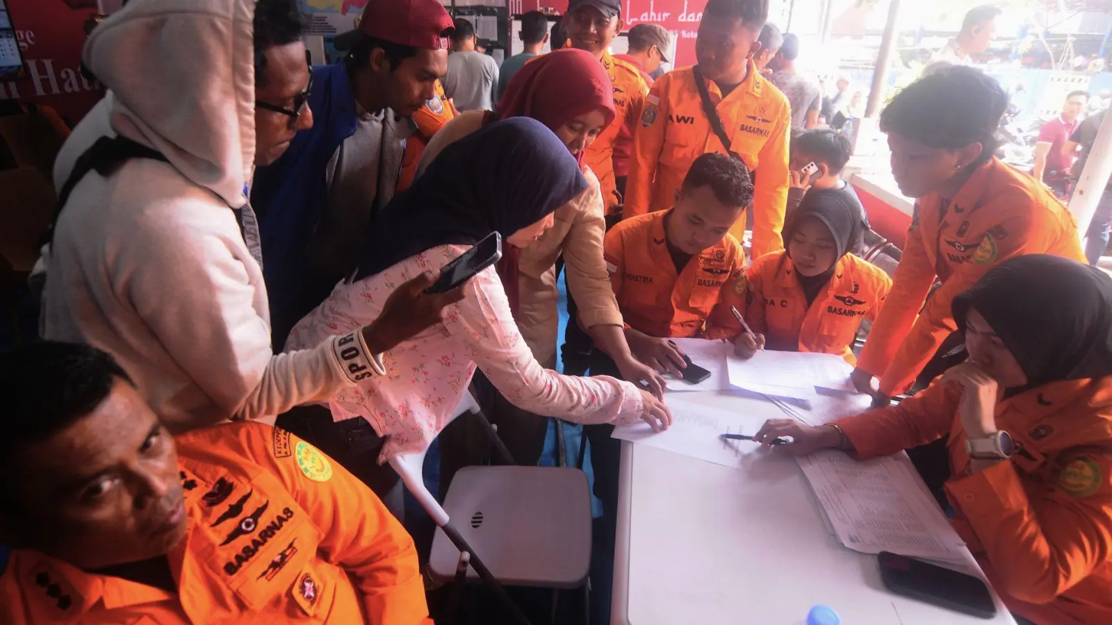 Nach einem Fährunglück in Indonesien werden zahlreiche Menschen vermisst. (Foto: Iman Satria/AP/dpa)