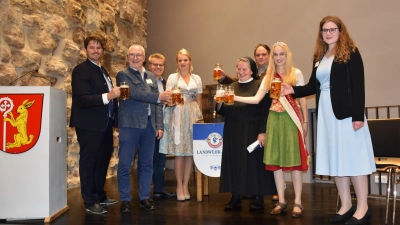 Stießen mit Schwester Doris Engelhard bei der Starkbierprobe an (von links): Ortsverbandsvorsitzender Florian Szaefer, Landtagsabgeordneter Helmut Schnotz, stellvertretender Landrat Stefan Horndasch, Bierkönigin Tina I., Brauereigeschäftsführer Markus Schloch, Apfelkönigin Anna I. und stellvertretende Ortsverbandsvorsitzende Johanna Serban. (Foto: Werner Wenk)