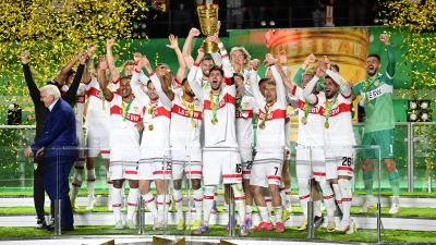 VfB-Kapitän Atakan Karazor streckte den Pokal als Erster in den Berliner Nachthimmel. (Foto: Bernd Weißbrod/dpa)