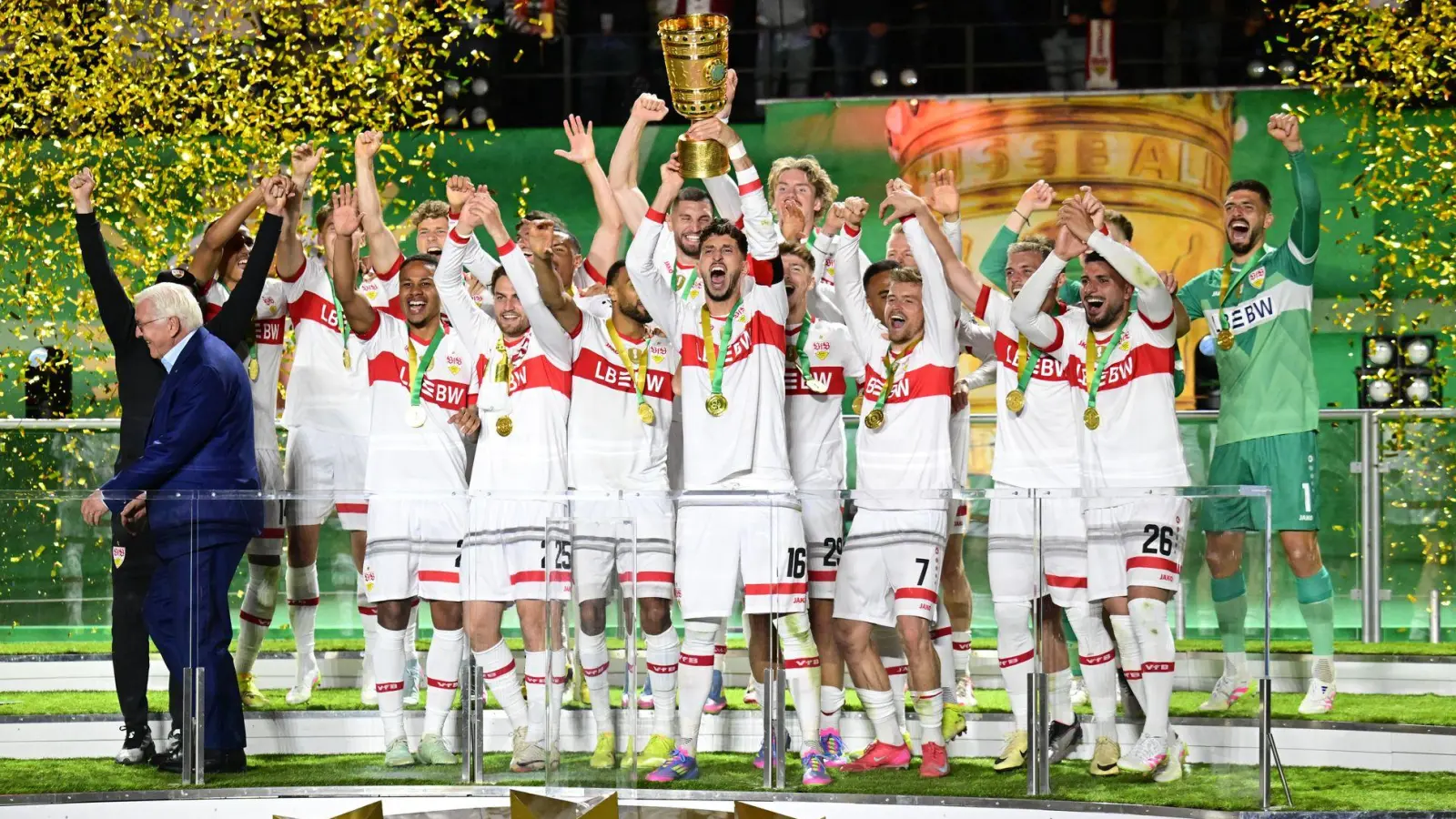 VfB-Kapitän Atakan Karazor streckte den Pokal als Erster in den Berliner Nachthimmel. (Foto: Bernd Weißbrod/dpa)