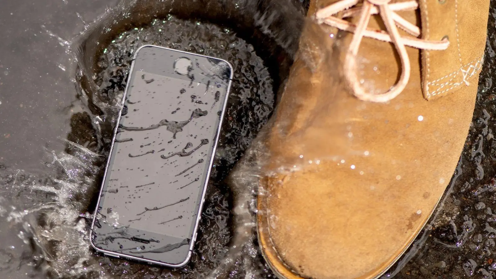 Wasser und Smartphone vertragen sich in der Regel nicht so gut. Da ist schnelles Handeln angesagt. (Foto: Zacharie Scheurer/dpa-tmn/dpa)