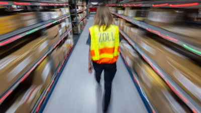 Stellt der Zoll fest, dass ein Produkt gefälscht ist, behält er die Ware ein. (Foto: Hendrik Schmidt/dpa/dpa-tmn)