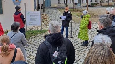 Jochen Ringer machte die Teilnehmenden der neuen Gästeführerausbildung mit der Altstadt vertraut. Bis die Neuen aktiv werden können, gilt es, einiges zu lernen. (Foto: Sabine Fink)