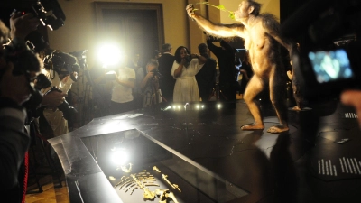 Das Vormenschen-Fossil „Lucy” aus Äthiopien ist erstmals in Europa zu sehen. Die Ausstellung im Nationalmuseum in Prag ist nur bis zum 23. Oktober geöffnet. (Foto: Michael Heitmann/dpa)