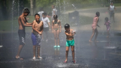 Kinder suchen Abkühlung in der spanischen Hauptstadt Madrid. (Archivbild) (Foto: Andrea Comas/AP/dpa)