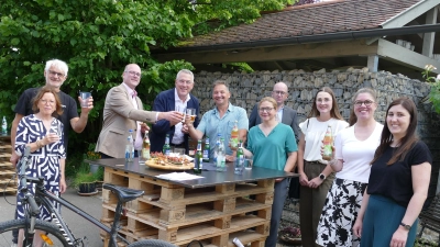 Stimmten mit alkoholfreiem Bier, einheimischem Saft und Häppchen auf den ersten „Hof<br>&amp; Heimat Quiz“ des Landkreises ein: Annika Hetzner, Ernst Hetzner, Thomas Schmitt, Stefan Schmidt, David Schneider, Jörg Rabenstein, Andrea Linz, Verena Birkmann, Linda Olzog und Theresa Mezereli (von links). (Foto: Sylvia Fehlinger)