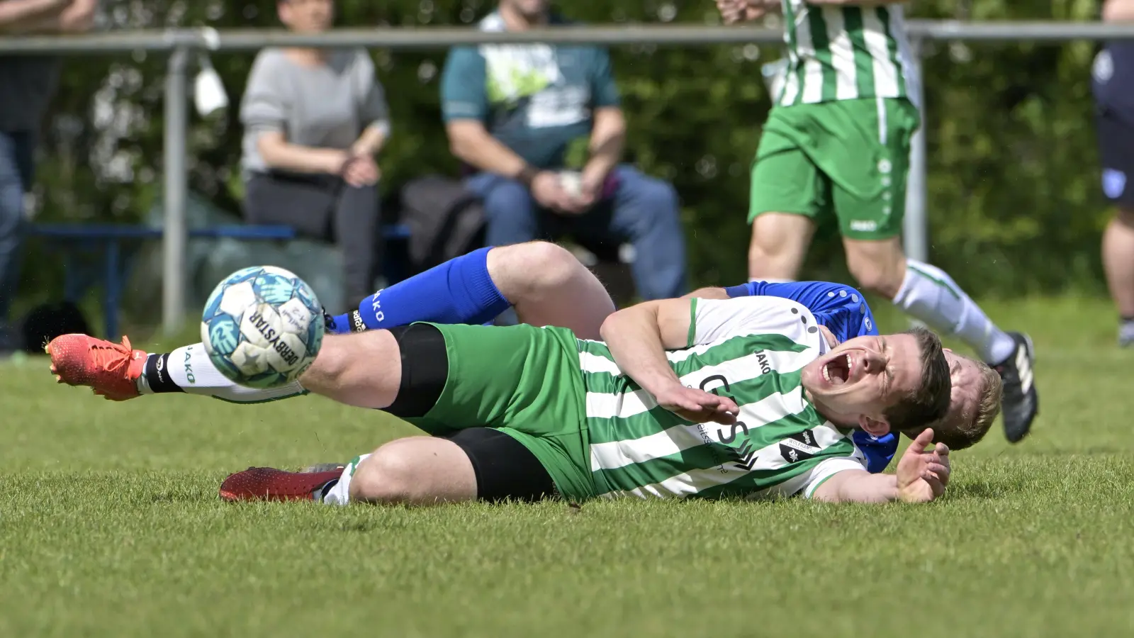 Für die Eschenbacher (vorne Tim Stiegler) war das Spiel ein schmerzhaftes Erlebnis. (Foto: Martin Rügner)