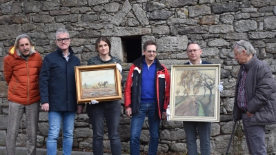 Bei der Übergabe der Bilder von Andreas Bach im Garten des Fränkischen Museums (von links): Erich Herrmann, Patrick Ruh, Dr. Uta Karrer, Harald Hillemeier, Herbert Lindörfer und Dr. Stefan Mühling. (Foto: Rebecca Weber)