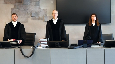 Im Ansbacher Landgericht brauchten Dr. Christian Eberlein (links), Matthias Held und Natalia Plotnikov viel Geduld. Sie mussten sich stundenlang mit einer angeblichen Verlobung beschäftigen. (Foto: Luca Paul)