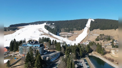 So richtiges Winterfeeling ist in vielen Skigebieten insbesondere in den Mittelgebirgen kaum noch gegeben. (Archivbild) (Foto: Bodo Schackow/dpa)