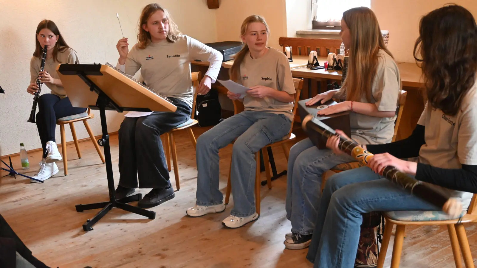 Im voll besetzten Saal vom Gasthaus Zum Löwen verknüpften Ella Bergmann, Benedikt Amtmann, Sophia Gegner, Leonie Gegner und Charlotta Amtmann (von links) Historie mit Musik und Kabaretteinlagen. (Foto: Judith Marschall)