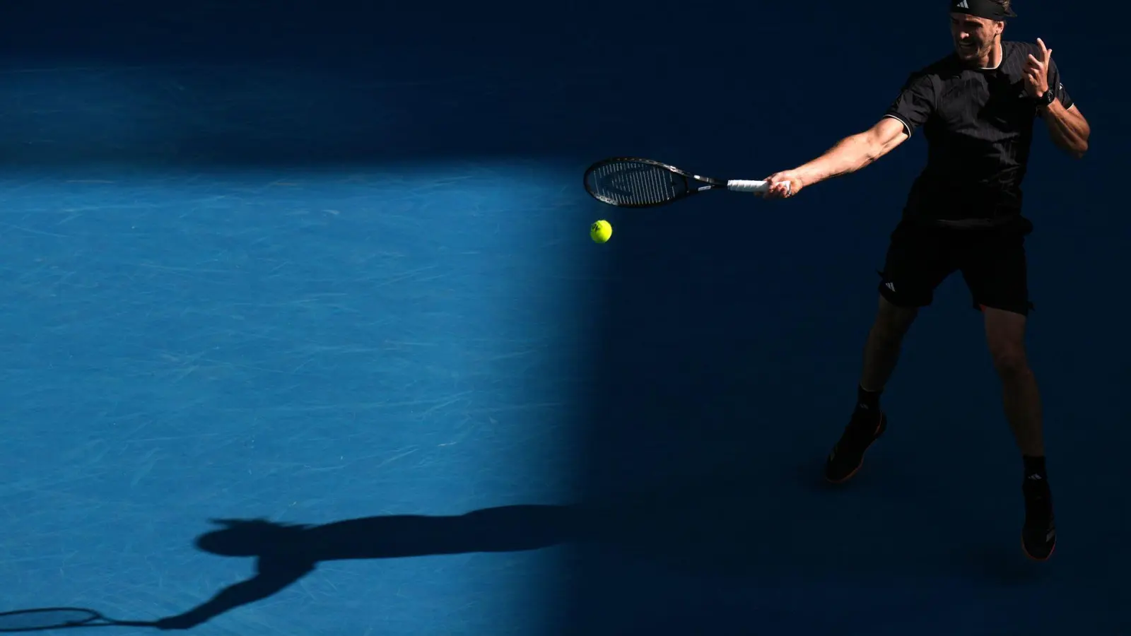 Alexander Zverev hat bei den Australian Open souverän das Viertelfinale erreicht. (Foto: Dar Yasin/AP/dpa)