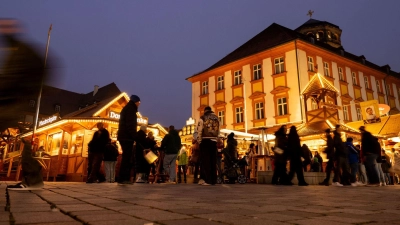 Das Winterdorf in der Bayreuther Fußgängerzone verbreitet schon ab Mitte Oktober weihnachtliche Stimmung. (Archivbild) (Foto: Pia Bayer/dpa)