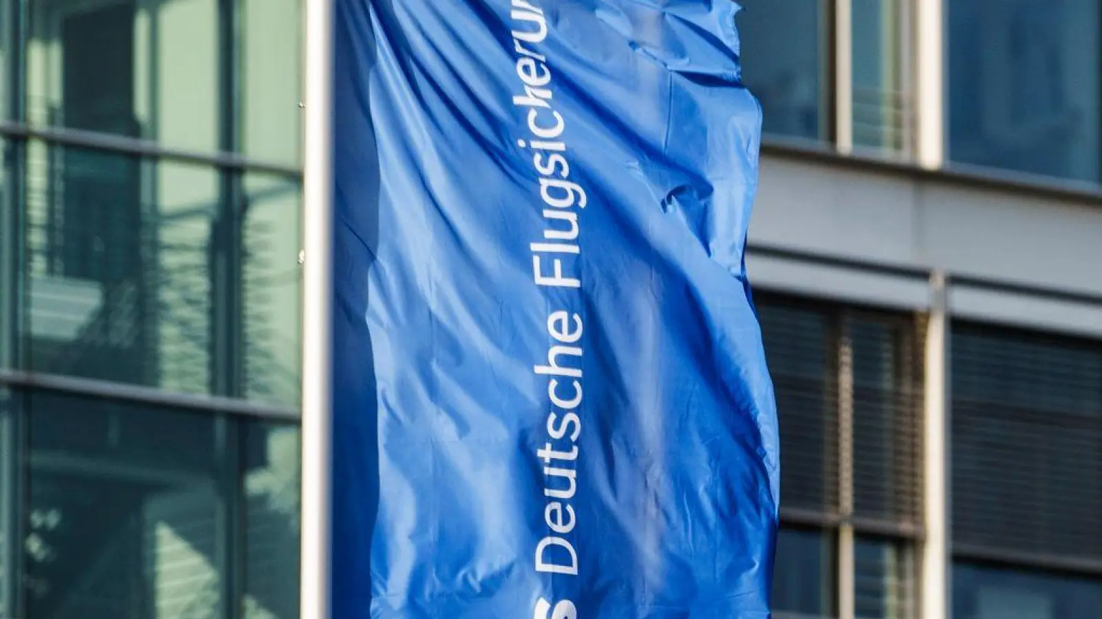 Die Deutsche Flugsicherung GmbH (DFS) mit Sitz im hessischen Langen ist für die Flugverkehrskontrolle in Deutschland zuständig. (Foto: dpa)
