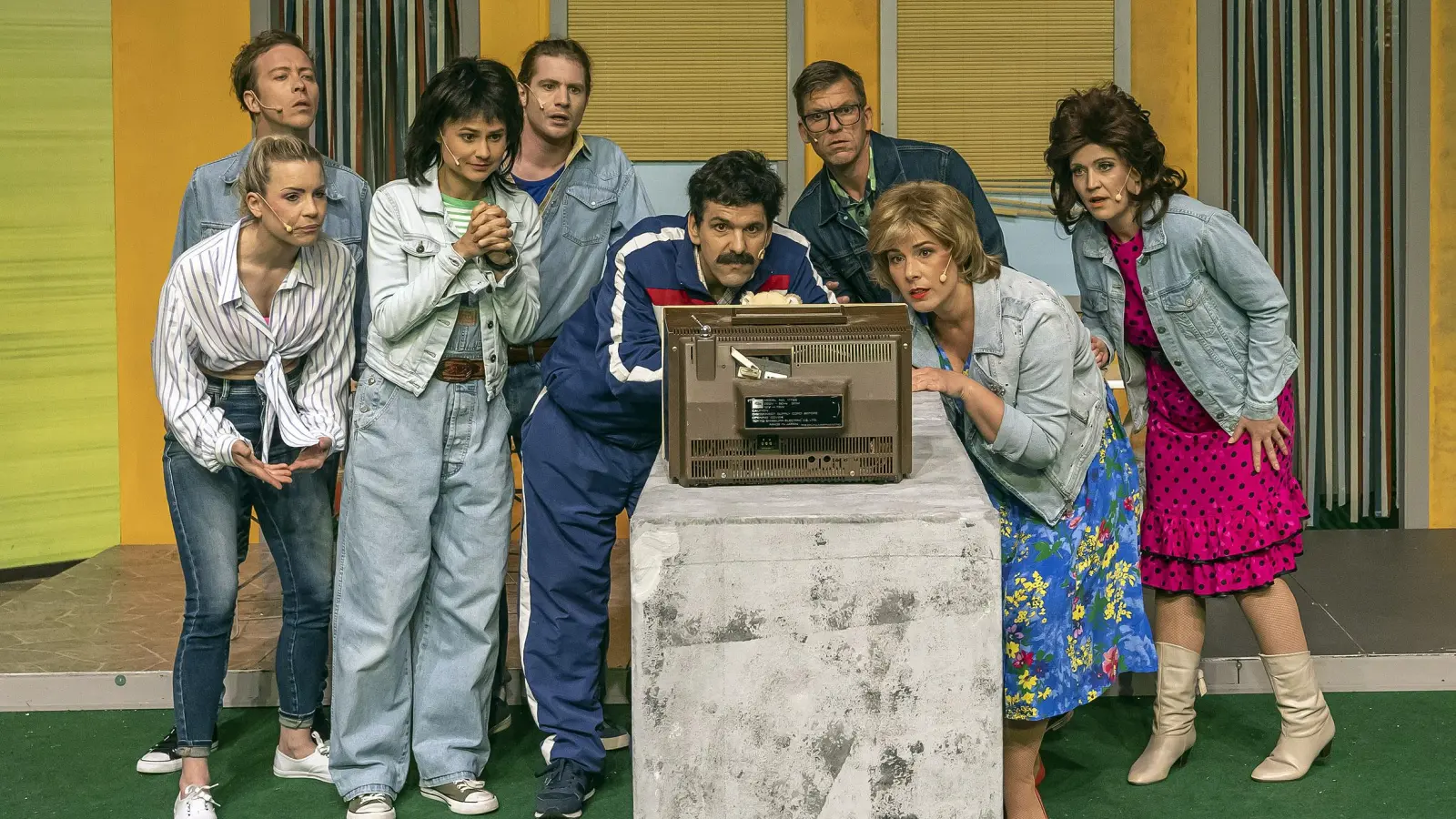 Mal knirscht es gewaltig zwischen ihnen, mal blicken sie gemeinsam in den Röhrenfernseher: die beiden Nachbarsfamilien in der Produktion „Skandal im Sperrbezirk“ (Foto: Landestheater Dinkelsbühl/Hans von Draminski)