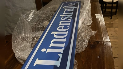 Dieses Schild aus der Sammlung der Lindenstraßenfans in Neustadt ist wohl nicht zu haben. Gleichlautende werden aber demnächst in Linden aufgehängt. Archivoto: Nicole (Foto: Nicole Gunkel)