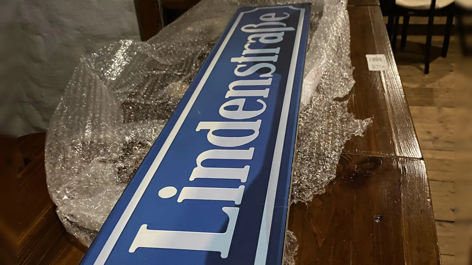 Dieses Schild aus der Sammlung der Lindenstraßenfans in Neustadt ist wohl nicht zu haben. Gleichlautende werden aber demnächst in Linden aufgehängt. Archivoto: Nicole (Foto: Nicole Gunkel)