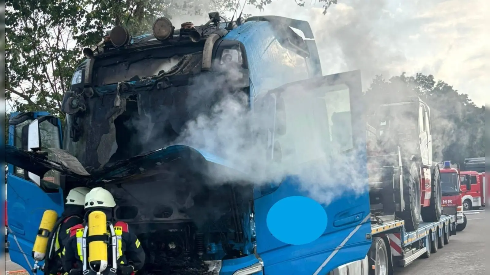 Ein technischer Defekt löste vermutlich einen Brand an einem Sattelschlepper bei Aurach aus.  (Foto: Feuerwehr Weinberg)
