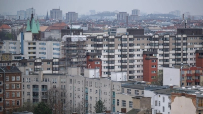 Wohnen in begehrten Gegenden kann ins Geld gehen. Zumindest heftige Preissprünge soll die Mietpreisbremse verhindern. (Archivbild) (Foto: Monika Skolimowska/dpa)