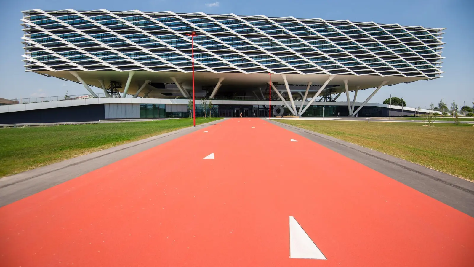 Der Adidas-Campus am Firmensitz in Herzogenaurach - das Unternehmen hatte befürchtet, das Areal könnte durch die Trassenführung einer Drei-Städte-Bahn durchschnitten werden. (Archivbild) (Foto: Nicolas Armer/dpa)