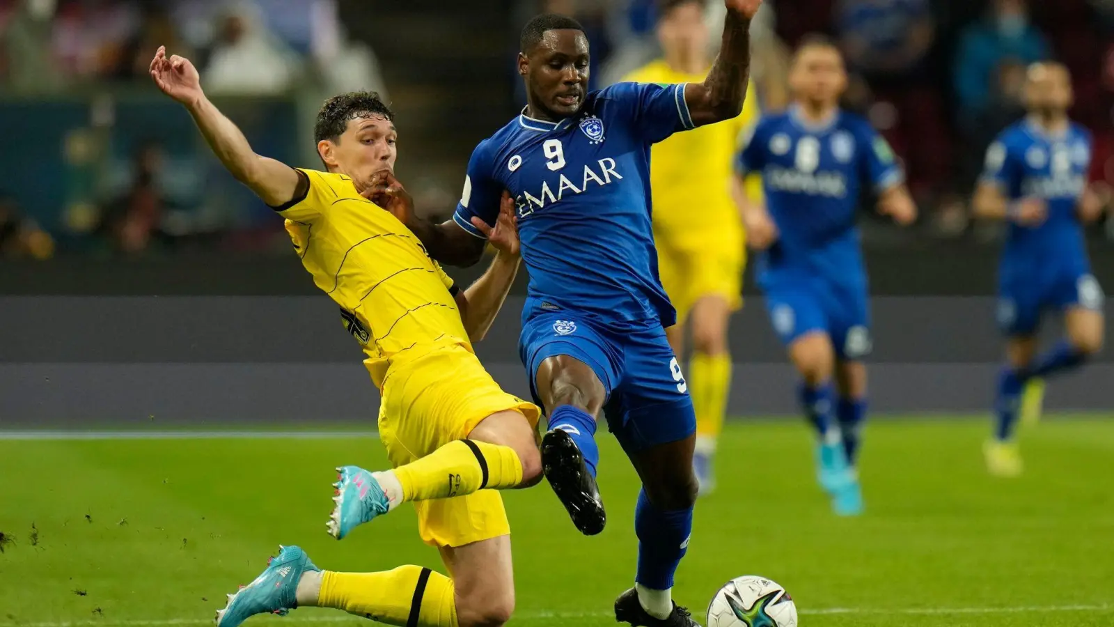 Chelseas Andreas Chistensen (l) kämpft mit Odion Ighalo von Al Hilal um den Ball. (Foto: Hassan Ammar/AP/dpa)