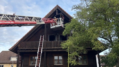 Zu einem Zimmerbrand nach Rös (Stadt Herrieden) rückten am Donnerstagmorgen zahlreiche Feuerwehrkräfte aus. (Foto: NEWS5 / Kevin Weddig)